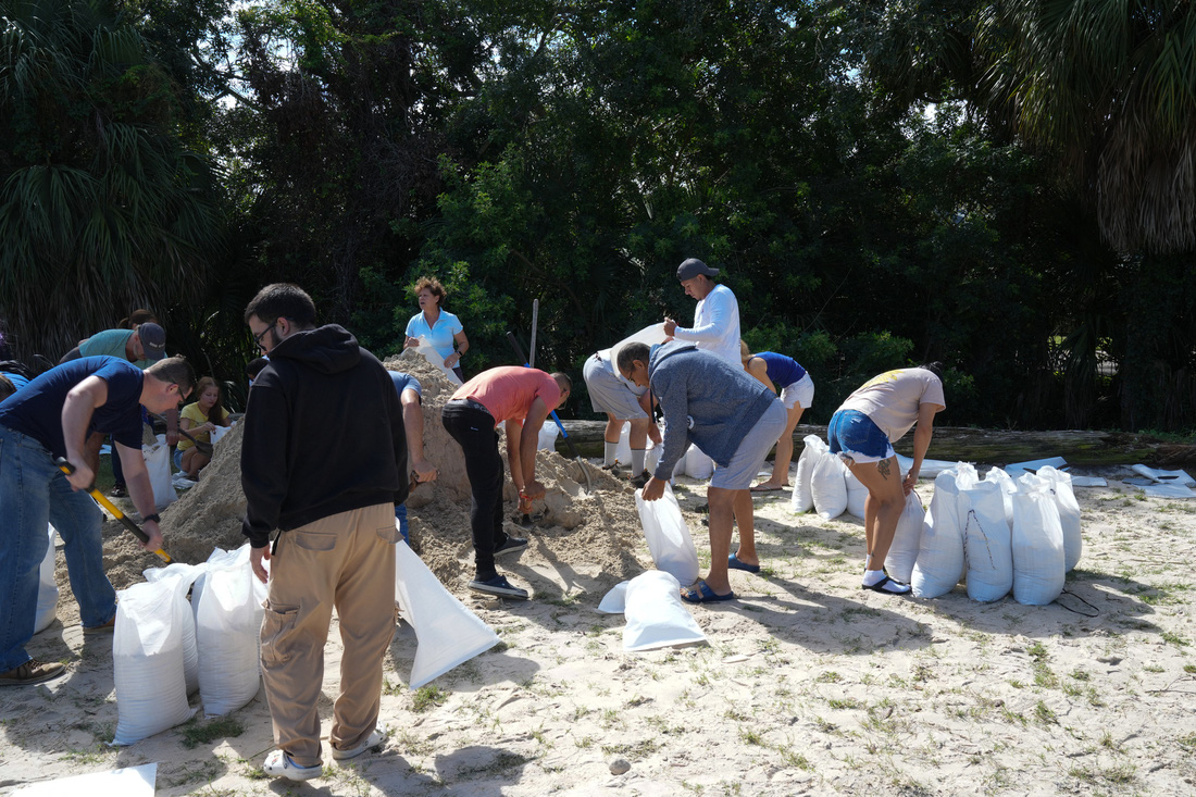 Florida residents rush to evacuate and reinforce their homes ahead of Hurricane Milton - Photo 4.