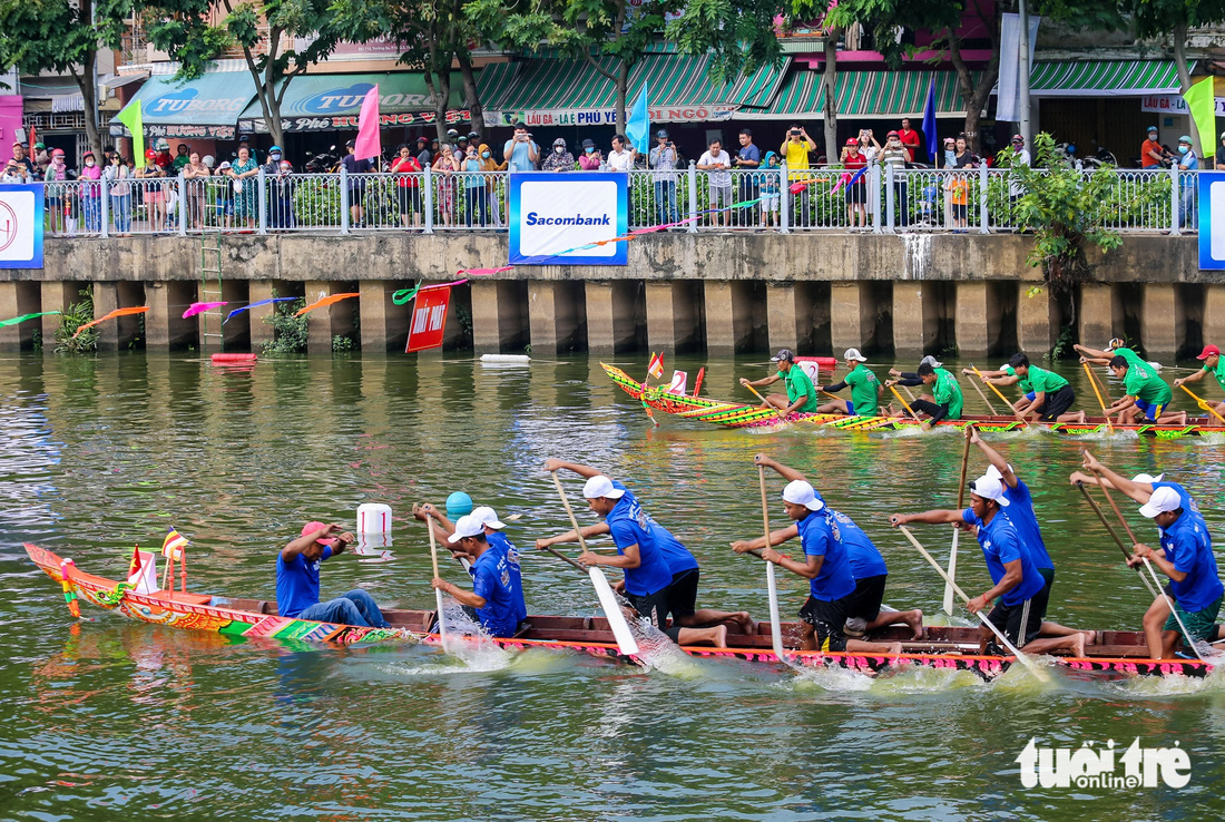 Đua ghe ngo ở TP.HCM: Người dân cổ vũ náo nhiệt bên bờ kênh Nhiêu Lộc  - Ảnh 2.