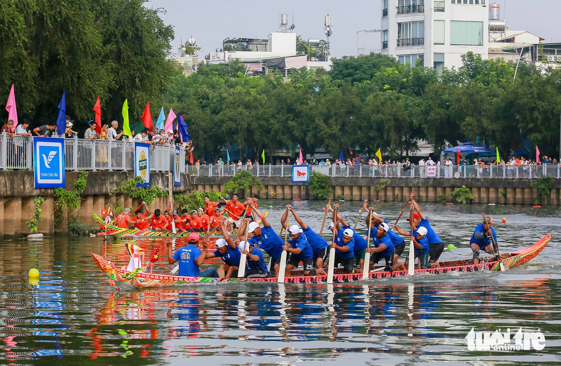 Đua ghe ngo ở TP.HCM: Người dân cổ vũ náo nhiệt bên bờ kênh Nhiêu Lộc  - Ảnh 9.