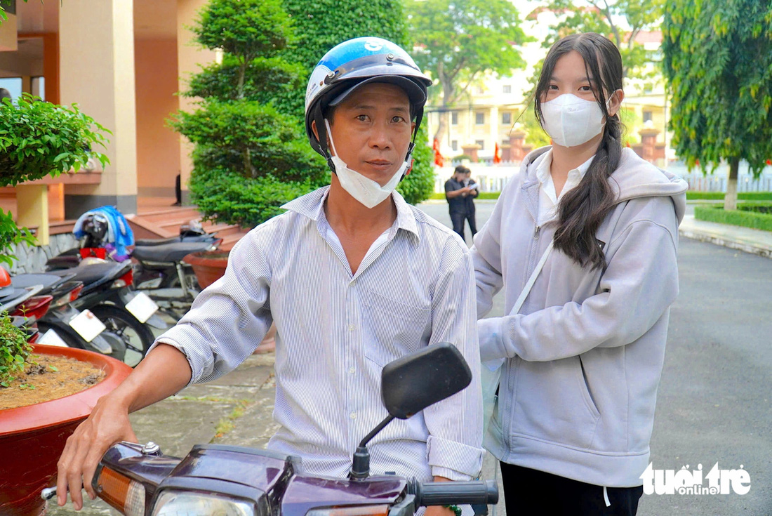 'Mẹ tôi ung thư nuôi 7 người già, trẻ nhỏ, tôi tên Hận nhưng lòng hạnh phúc vì được tiếp sức' - Ảnh 13.