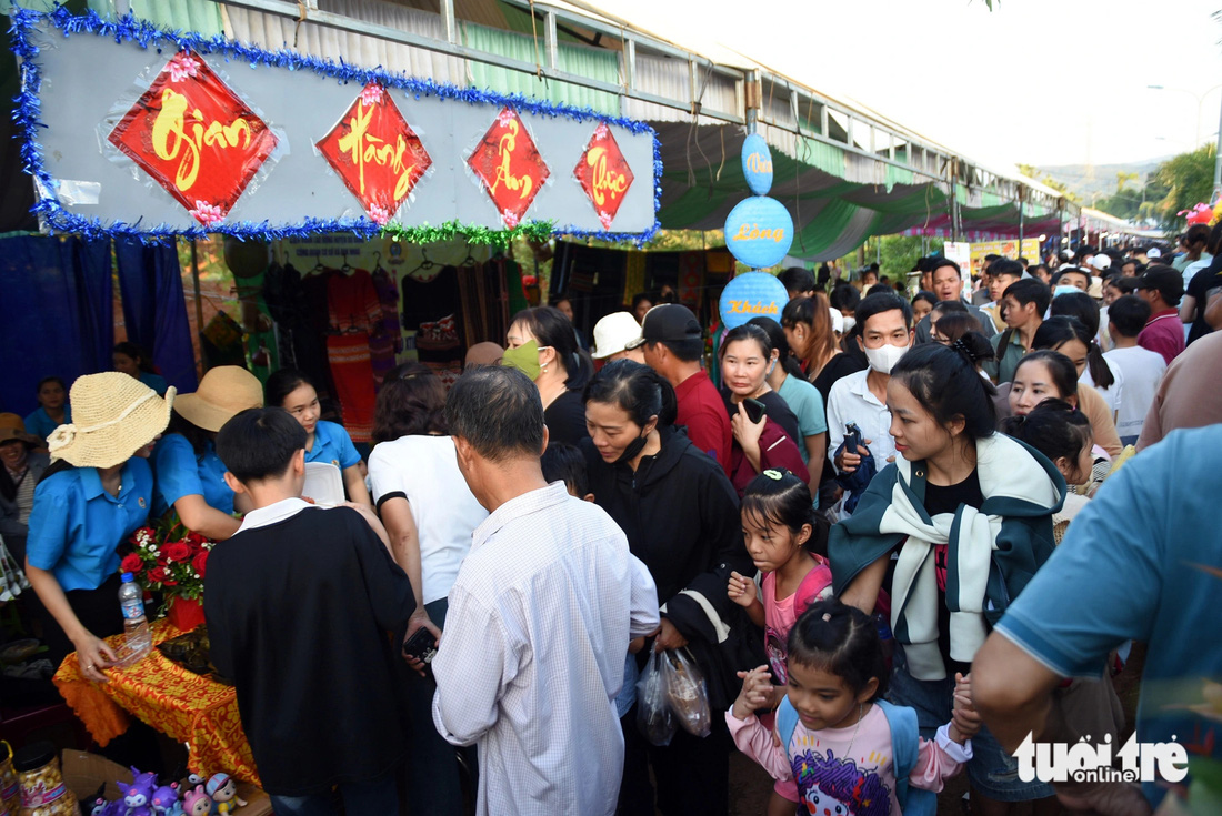 Hơn trăm ngàn người dự lễ hội Vang mãi tiếng chày trên sóc Bom Bo - Ảnh 3.