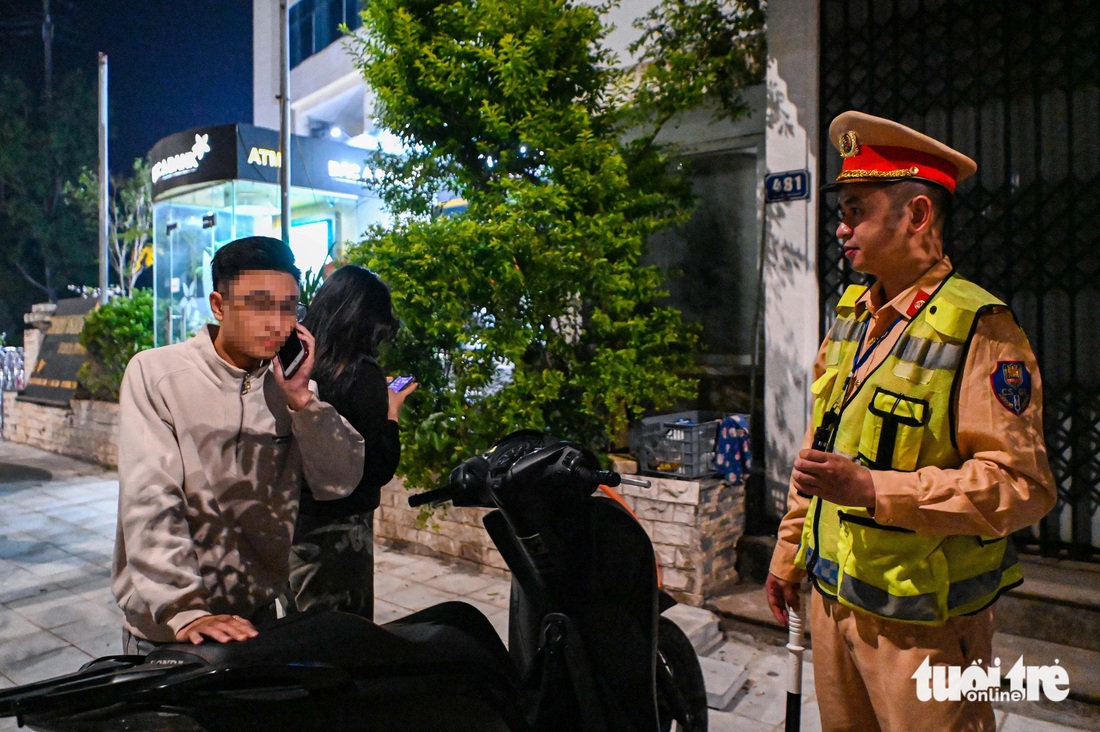 Cảnh sát quây rào trên phố, 'quái xế' tháo chạy bất thành - Ảnh 17.