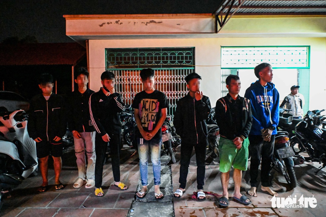 Cảnh sát quây rào truy bắt, 'quái xế' tháo chạy bất thành - Ảnh 23.