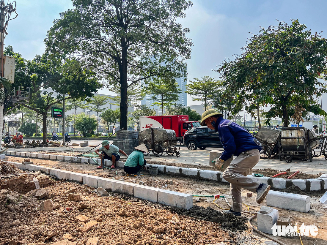 Cuối năm, vỉa hè ở Hà Nội bị xới tung để lát lại, nhiều điểm mới lát được 1 năm đã hư hỏng, nứt vỡ - Ảnh 2.