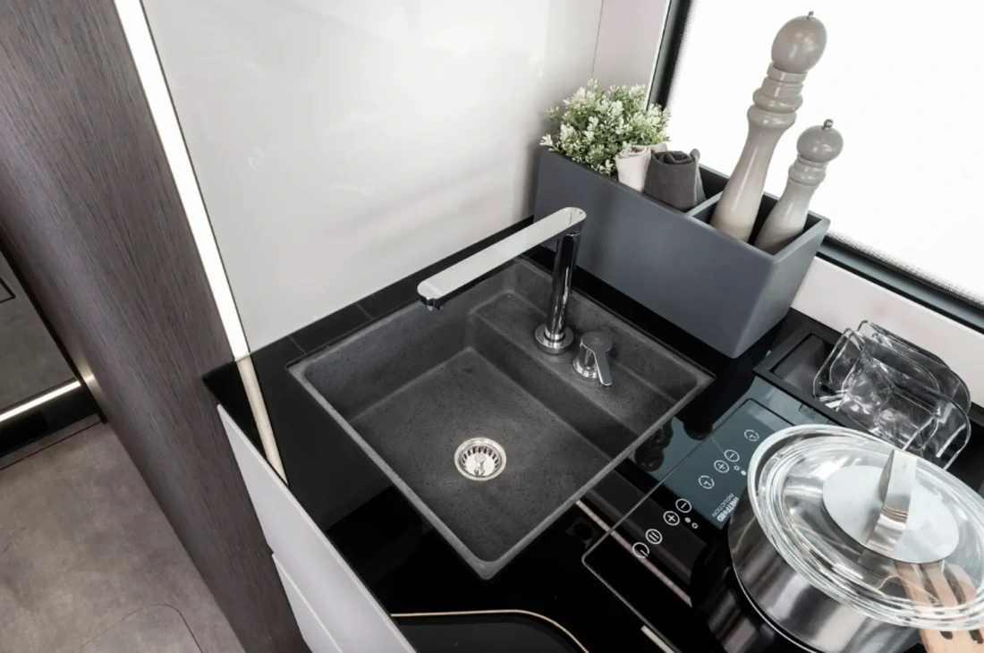 Nhà di động sở hữu bức tường độc đáo, xức nước hoa lên thơm cả tuần, không gian lạc bước trong rừng - Ảnh 14.