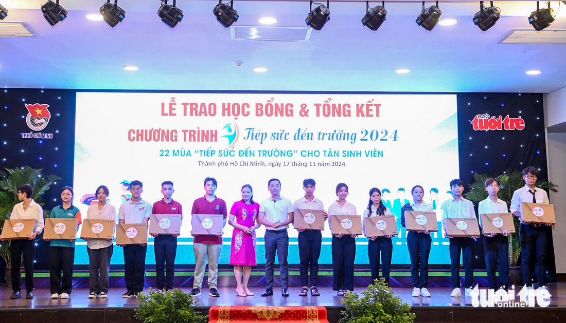 Mất cả cha mẹ, đi làm công nhân 3 năm kiếm sống, vẫn đậu ĐH Kinh tế TP.HCM, được tiếp sức đến trường - Ảnh 47.