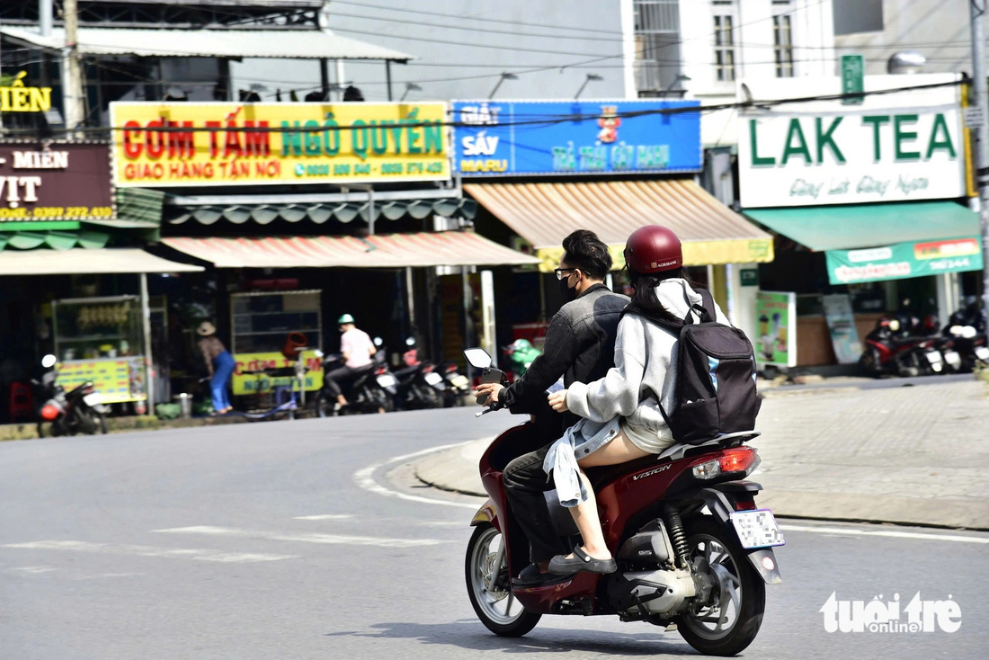 Khbà đội mũ bảo hiểm, tống ba… trong làng đại giáo dục TP.HCM - Ảnh 5.