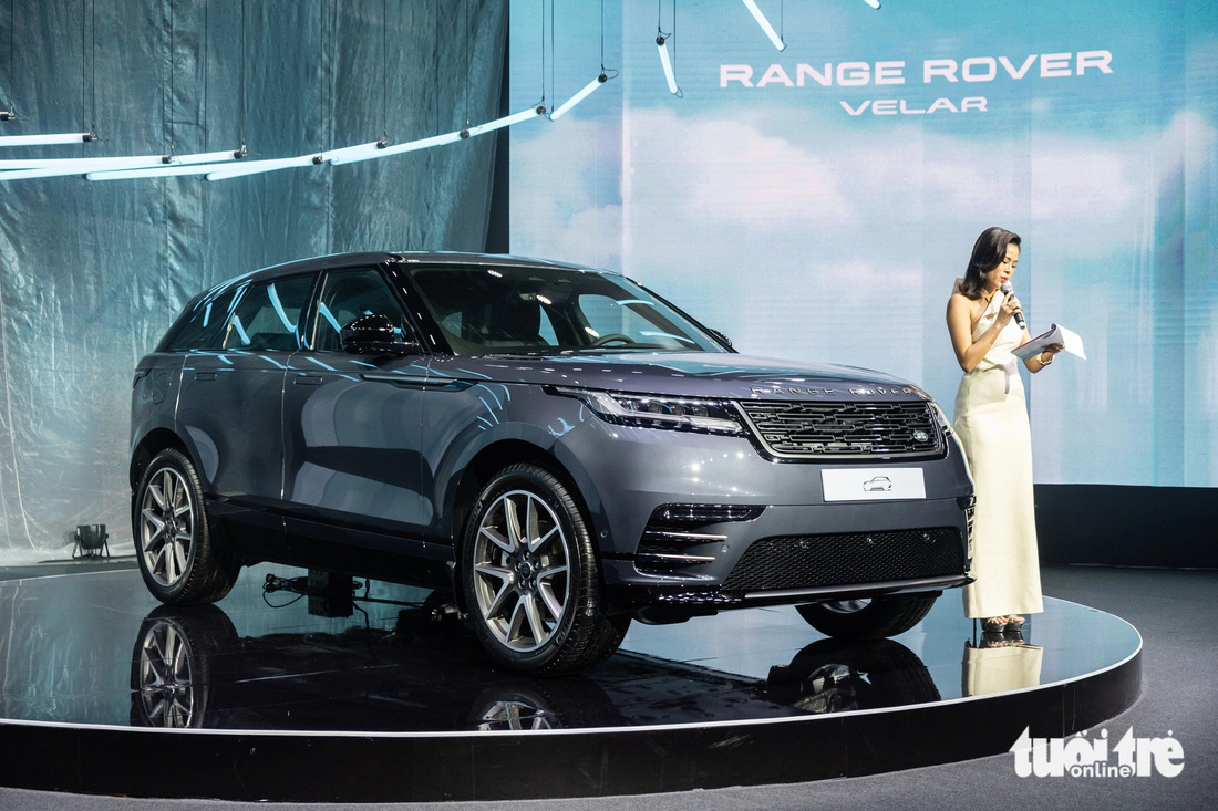 Range Rover Velar 2025 ra mắt Việt Nam: Giá từ 3,7 tỉ, có bản hybrid cắm sạc, mạnh tới 398 mã lực - Ảnh 1.