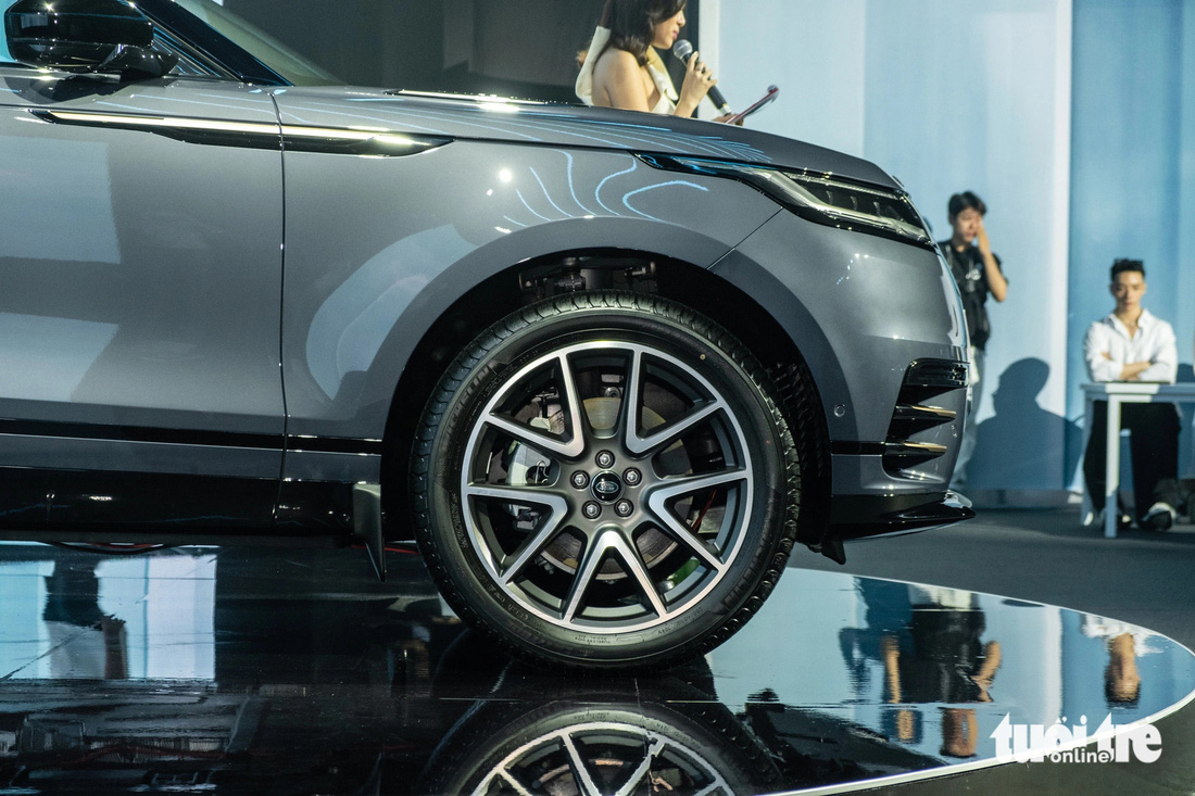 Range Rover Velar 2025 ra mắt Việt Nam: Giá từ 3,7 tỉ, có bản hybrid cắm sạc, mạnh tới 398 mã lực - Ảnh 5.