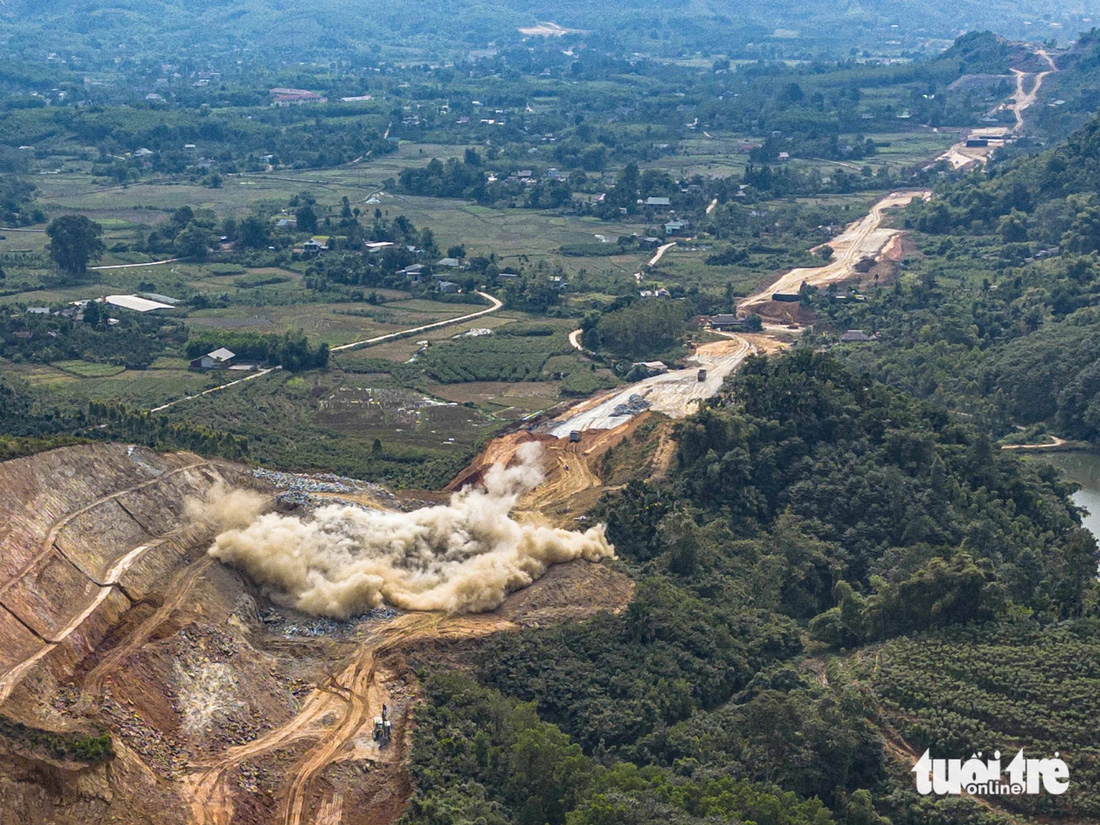 Nổ mìn, xẻ núi làm đường cao tốc tới Hà Giang - Ảnh 1.