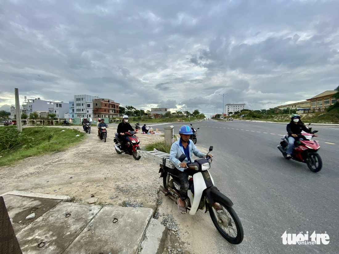 Người xe chen nhau 'xé rào' trên đường ven sông chưa thông ở Đà Nẵng - Ảnh 5.