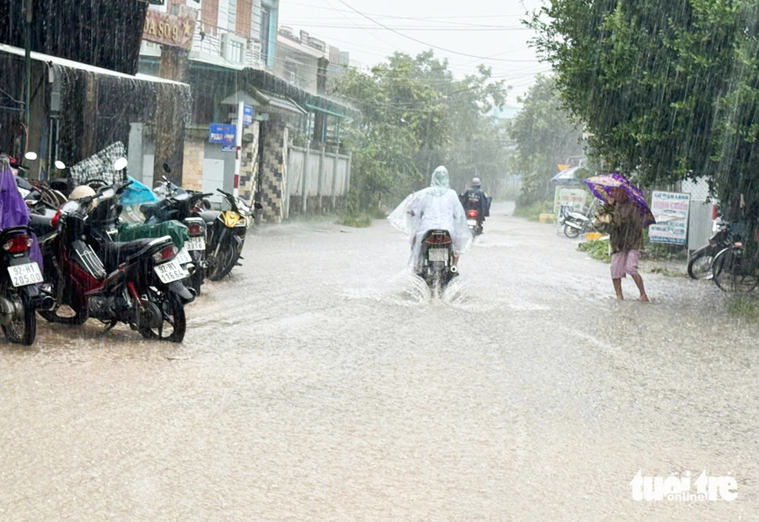 Quảng Nam mưa xối xả, nước cuồn cuộn trên đường ở đảo Cù Lao Chàm - Ảnh 1.