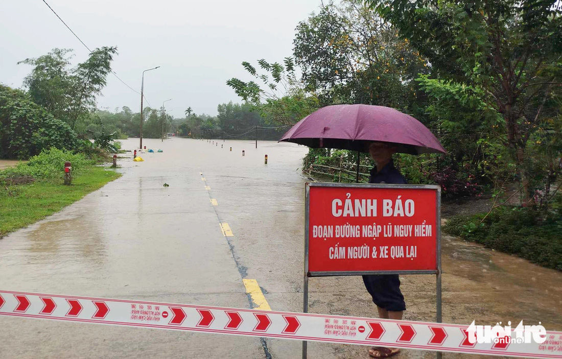 Lũ cuồn cuộn ngập đường 611 chia cắt hai huyện Nông Sơn với Quế Sơn - Ảnh 2.