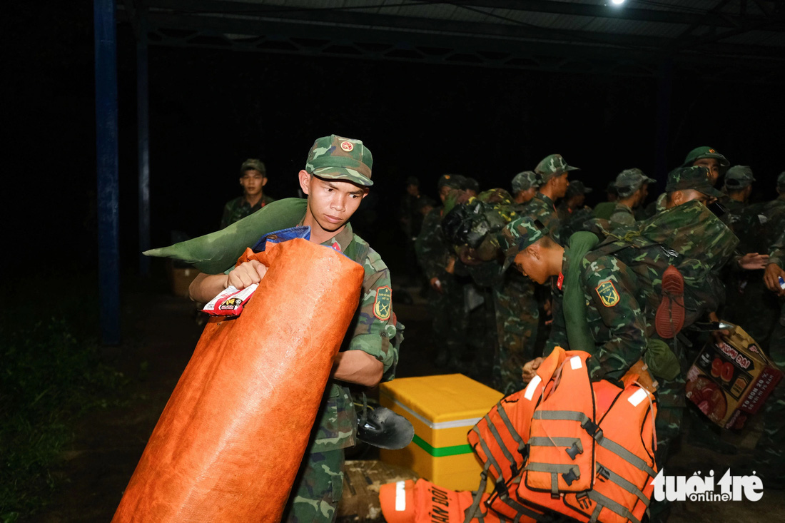 Đã tìm thấy 2 phi công máy bay Yak-130 gặp nạn và đang đưa xuống núi - Ảnh 6.