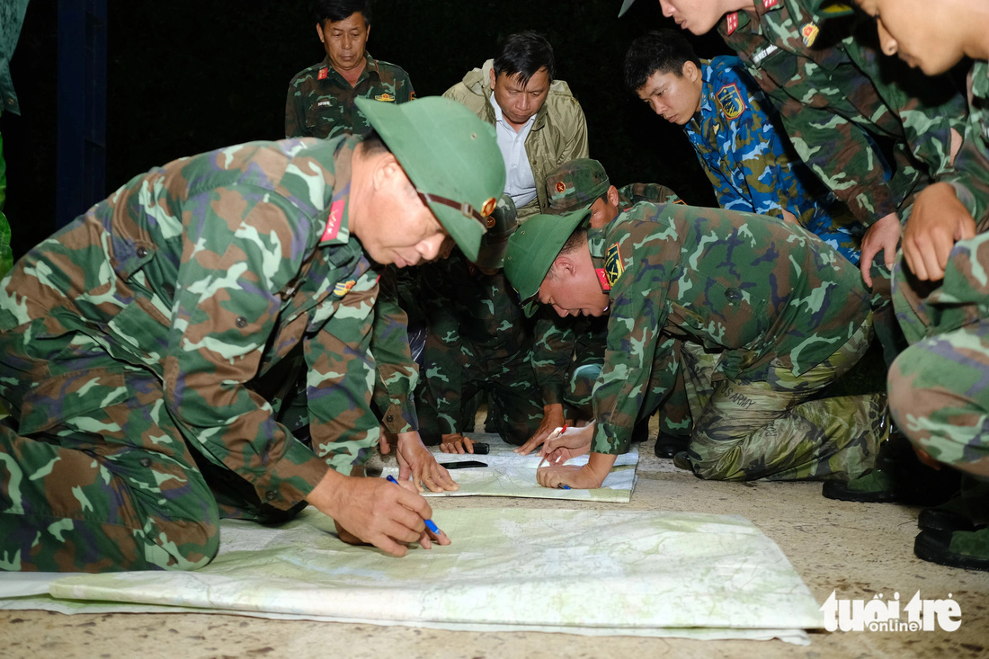 Rơi máy bay Yak-130: 1 phi công đang được đưa ra khỏi rừng, không bị thương - Ảnh 4.