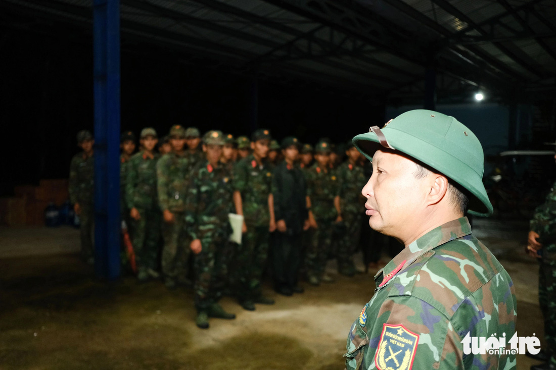 Rơi máy bay Yak-130: 1 phi công đang được đưa ra khỏi rừng, không bị thương - Ảnh 6.