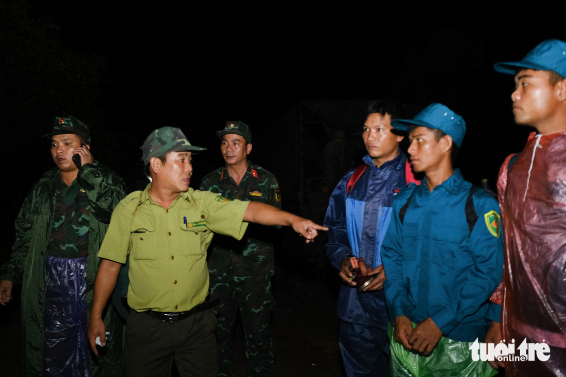 Rơi máy bay Yak-130: 1 phi công đang được đưa ra khỏi rừng, không bị thương - Ảnh 8.