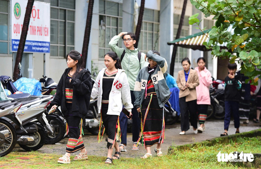 Cha mẹ bỏ em trước cổng chùa, là ‘chị cả’ 50 trẻ mồ côi: Được tiếp sức đến trường, cả đêm không ngủ! - Ảnh 11.