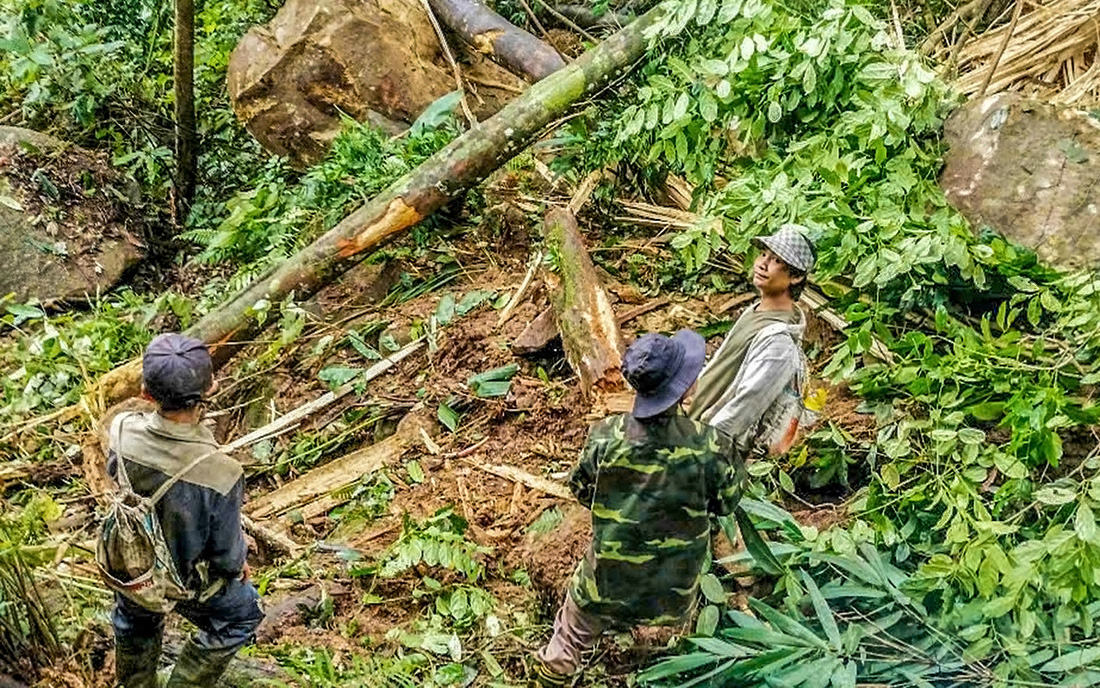 Sạt lở núi, hàng chục tảng đá lăn xuống làng sau những trận động đất phía Kon Tum - Ảnh 1.