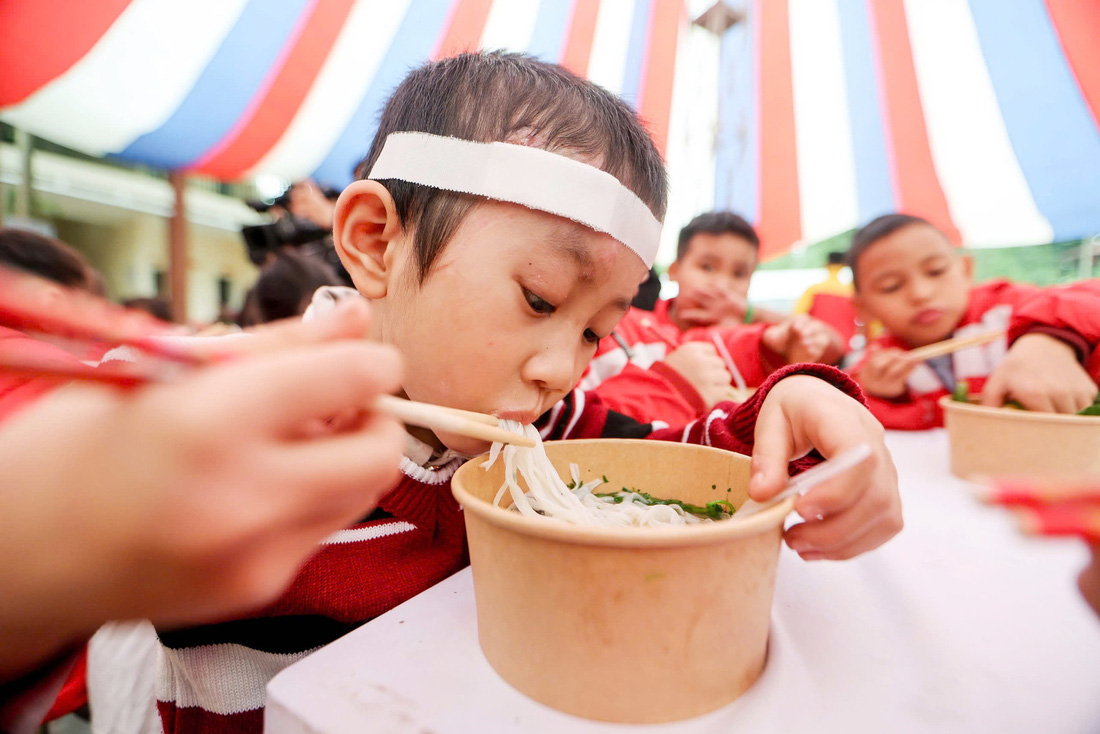 Bao người Làng Nủ lần đầu ăn phở - Ảnh 2.