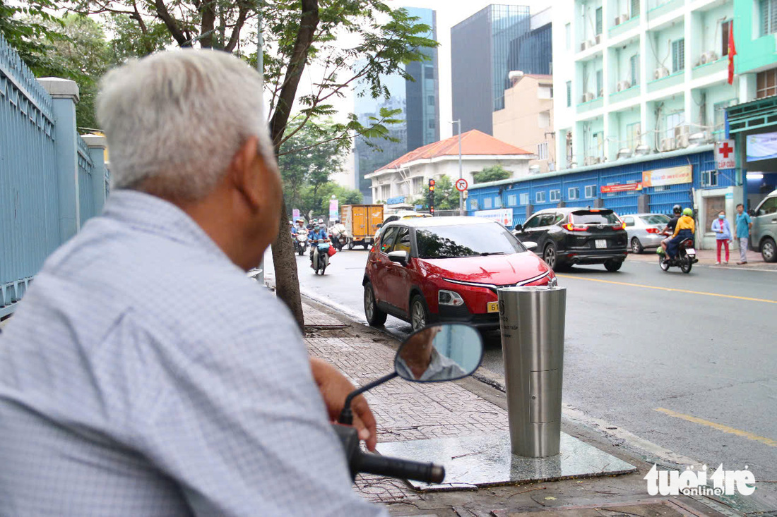 Người dân TP.HCM mát lòng với trụ uống nước tại vòi - Ảnh 3.