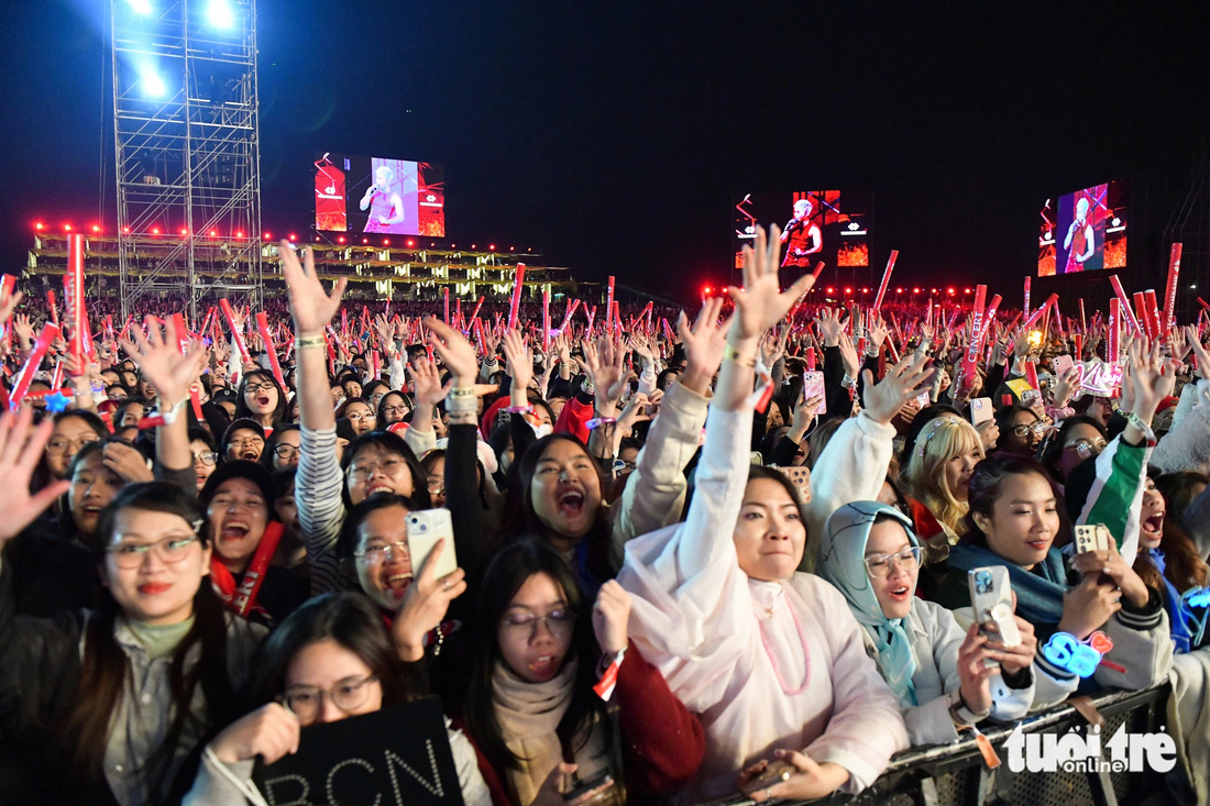 5 tiếng concert Anh trai vượt ngàn chông gai， 30.000 khán giả: Fan Soobin đông thôi rồi - Ảnh 1.