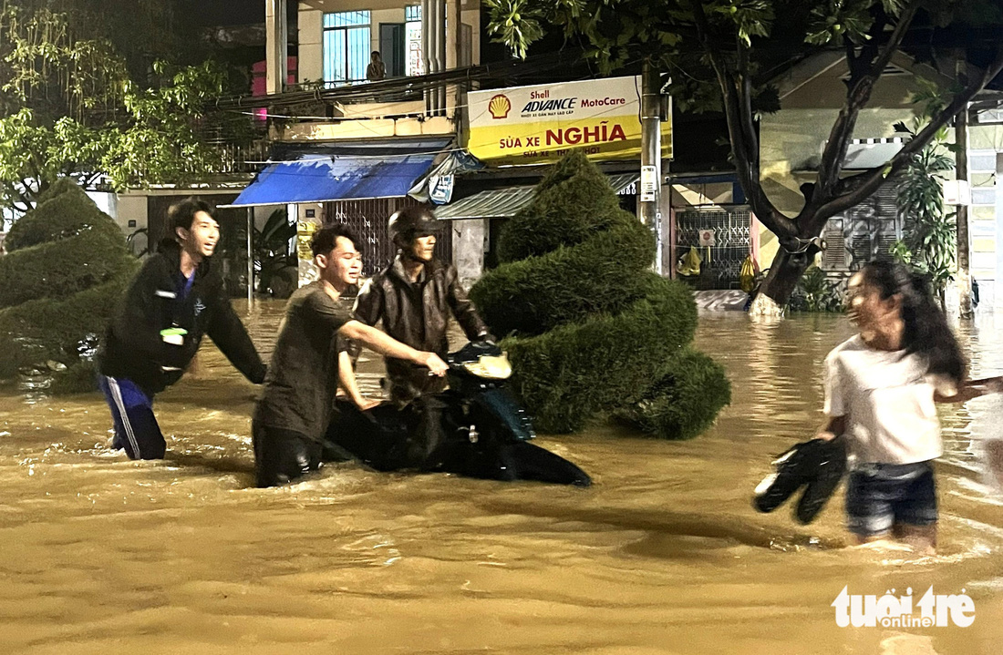 Nhiều hồ thủy lợi xả nước, hàng loạt khu vực ở Nha Trang ngập nặng trong đêm - Ảnh 6.