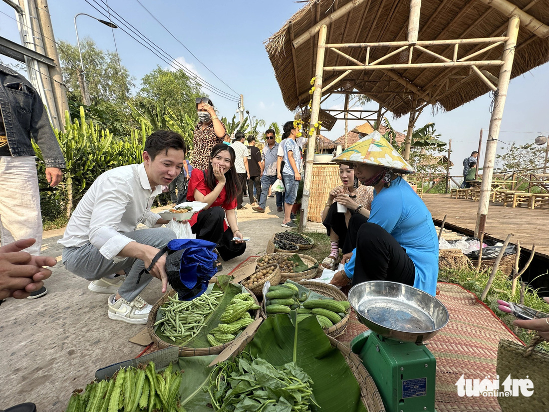 Chợ quê bên cồn Tân Thuận Đông có gì mà khiến du khách gần xa nô nức?   - Ảnh 8.