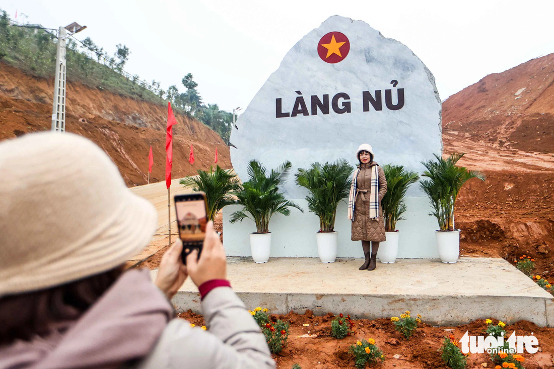 Người dân Làng Nủ cúng tổ tiên trước ngày khánh thành khu tái định cư: 'Ấm cúng và bớt hoang mang' - Ảnh 17.