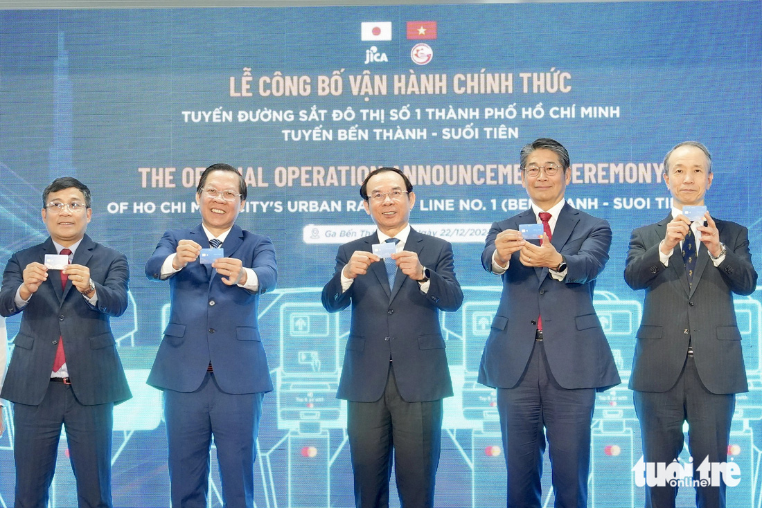 Lên tàu metro số 1, cùng đọc báo Tuổi Trẻ - Ảnh 2.