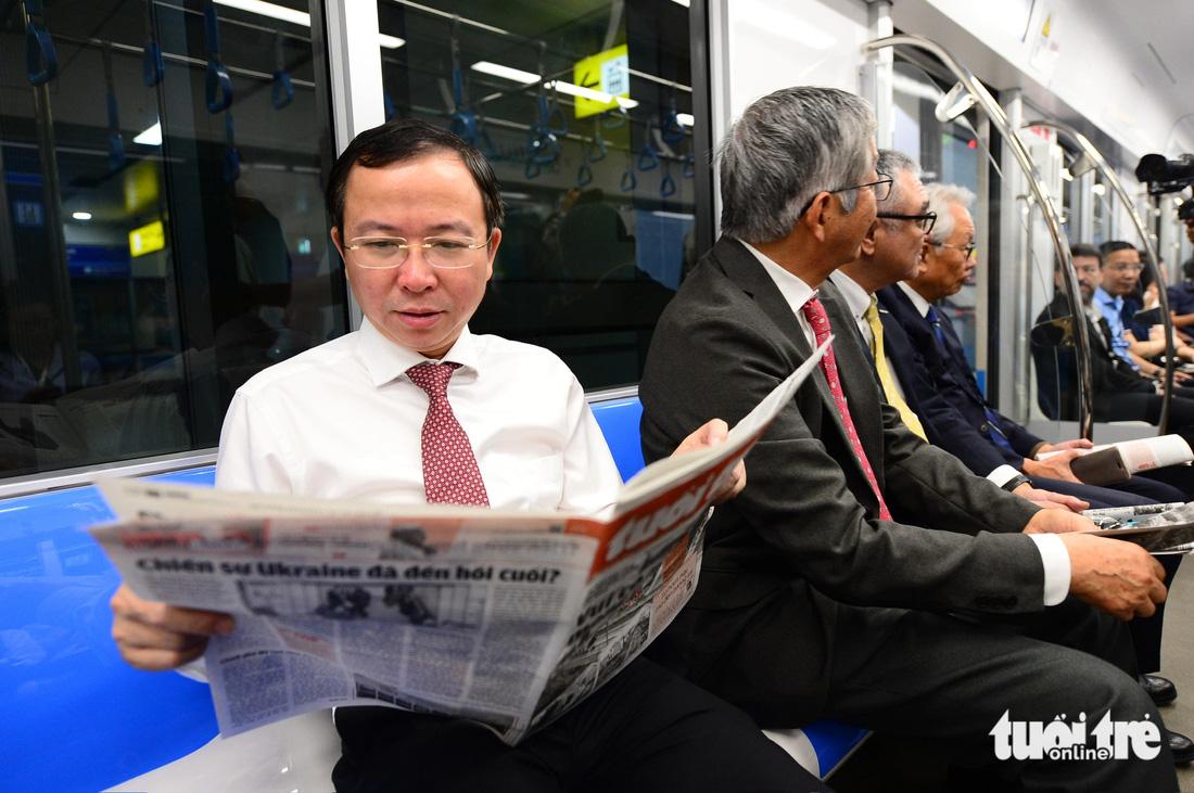 Lên tàu metro số 1, cùng đọc báo Tuổi Trẻ - Ảnh 7.