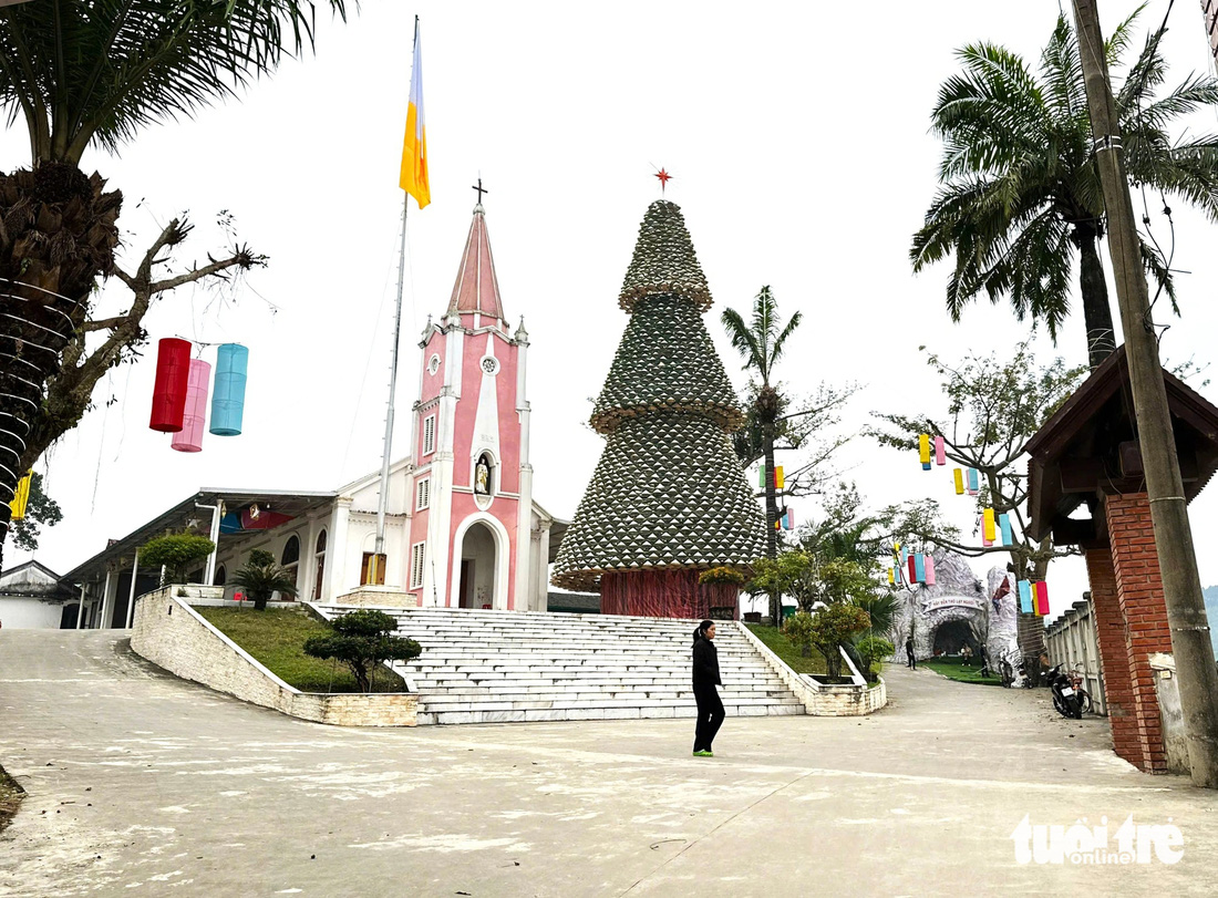 Cây thông làm từ 2.400 nón lá gây ấn tượng mùa Noel - Ảnh 1.