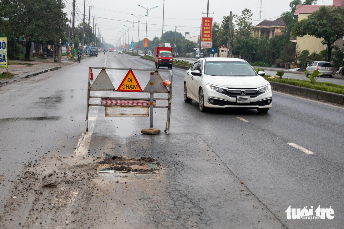 Quốc lộ 1 chi chít 'ổ gà'， xe phải né lách， lấn làn rất nguy hiểm - Ảnh 4.