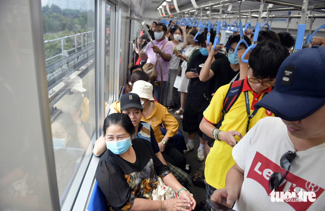 Metro số 1 nhộn nhịp ngày cuối năm, sẽ tăng cả số chuyến và giờ chạy  - Ảnh 10.