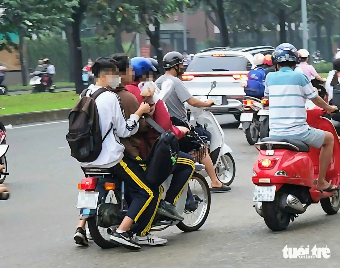 Phụ huynh, học sinh vẫn phớt lờ... đội mũ bảo hiểm - Ảnh 2.