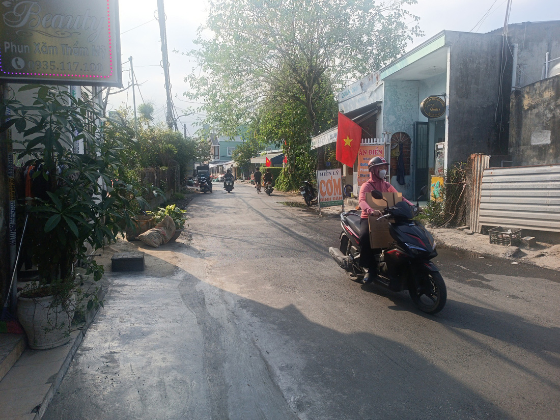 Đường Ngô Chân Lưu đã được thảm lại lớp nhựa ngay trước Tết - Ảnh: MINH NGUYỄN