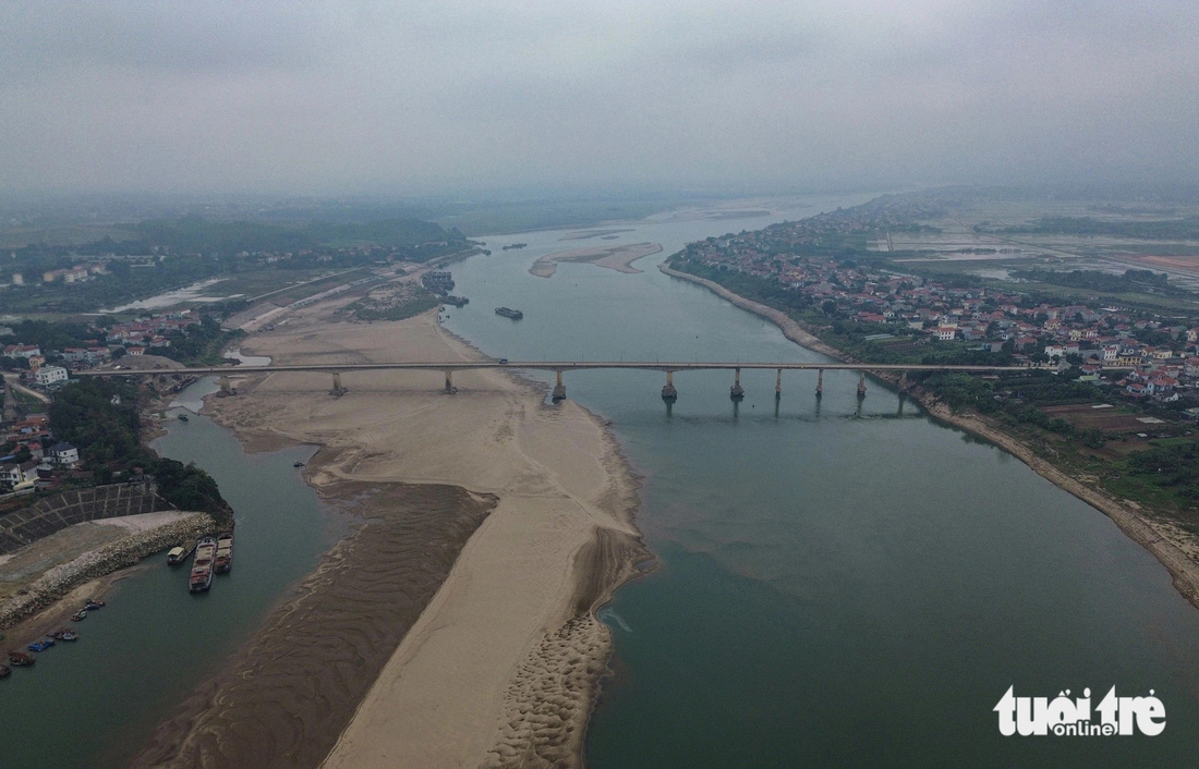 Cầu Trung Hà nằm trên quốc lộ 32, tuyến huyết mạch nối Hà Nội với các tỉnh Tây Bắc. Con sông Đà nơi cầu bắc qua tiếp tục cạn trơ đáy sau đợt xả nước gieo cấy vụ đông xuân 2024 - Ảnh: HỒNG QUANG