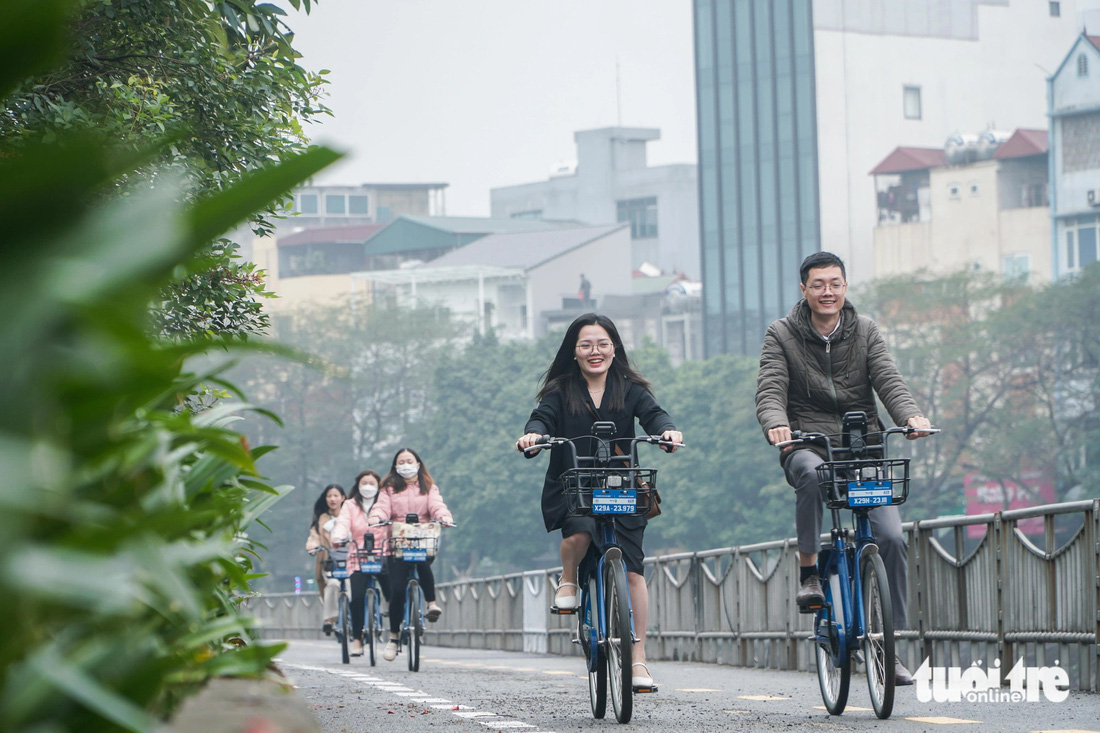 Người Hà Nội trải nghiệm tuyến đường dành riêng cho xe đạp đầu tiên tại thủ đô - Ảnh: PHẠM TUẤN