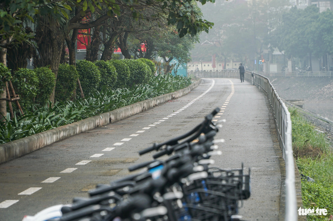 Tuyến đường dành cho xe đạp dài khoảng 2,7km, dọc sông Tô Lịch - Ảnh: PHẠM TUẤN