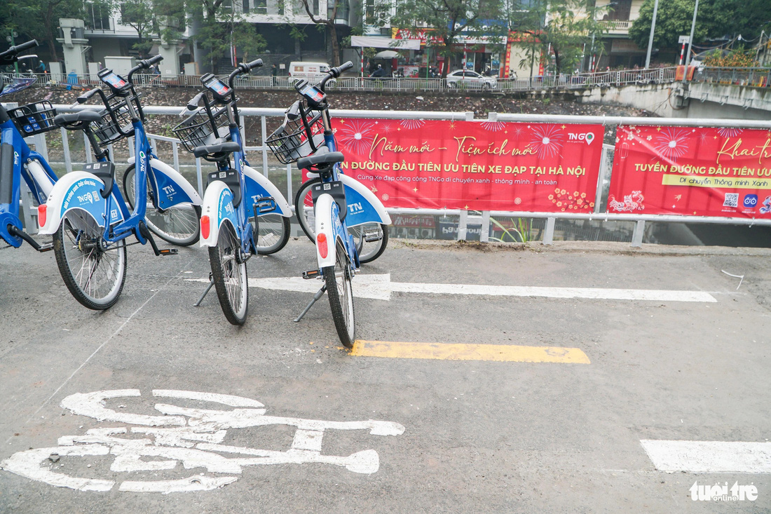 Đường cho xe đạp tổ chức giao thông hai chiều, chiều rộng 3m, bố trí phía sông Tô Lịch; đường đi bộ rộng 1m bố trí phía đường Láng - Ảnh: PHẠM TUẤN