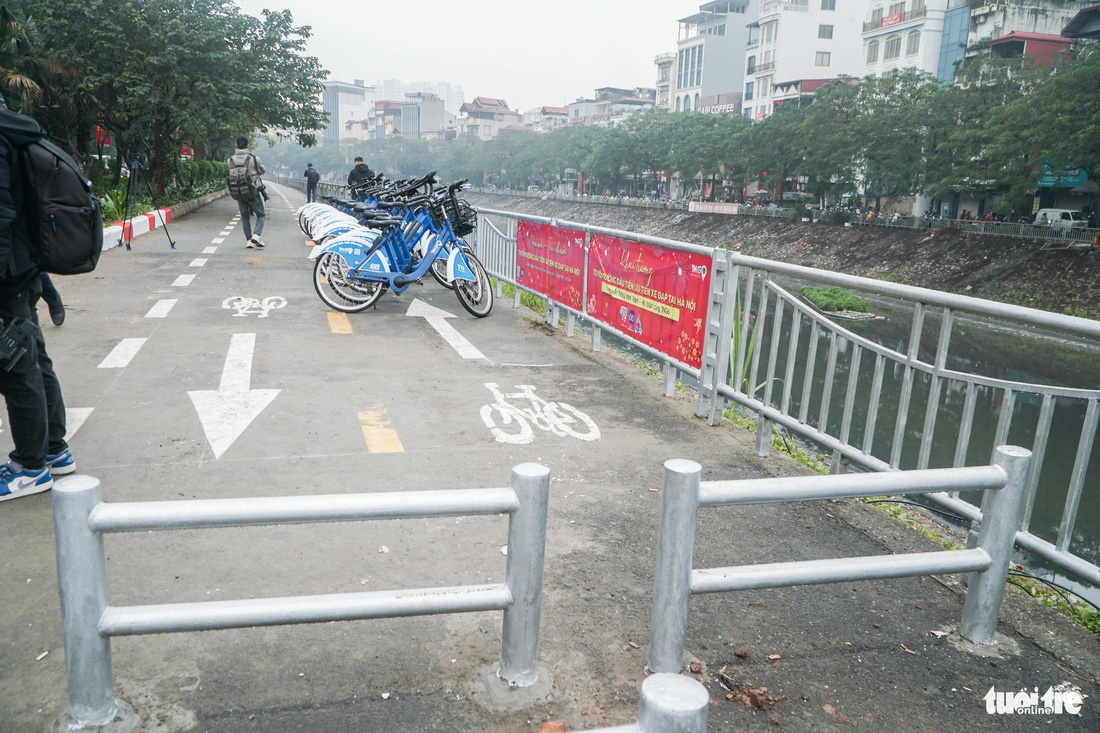 Tuy nhiên, việc rào chắn để tránh xe máy đi vào ít nhiều cũng gây khó khăn cho người đi xe đạp khi đưa xe vào - Ảnh: PHẠM TUẤN