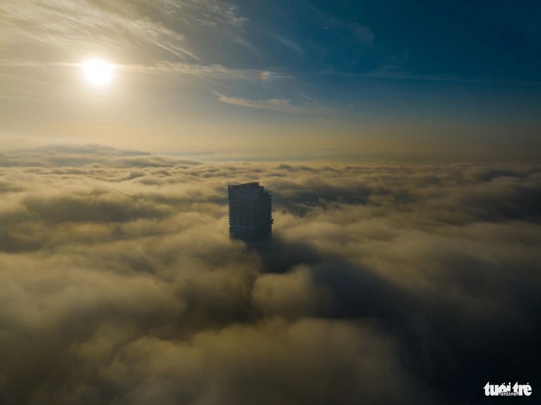 Một tòa nhà cao tầng ở Quy Nhơn được sương mờ ôm ấp - Ảnh: DŨNG NHÂN