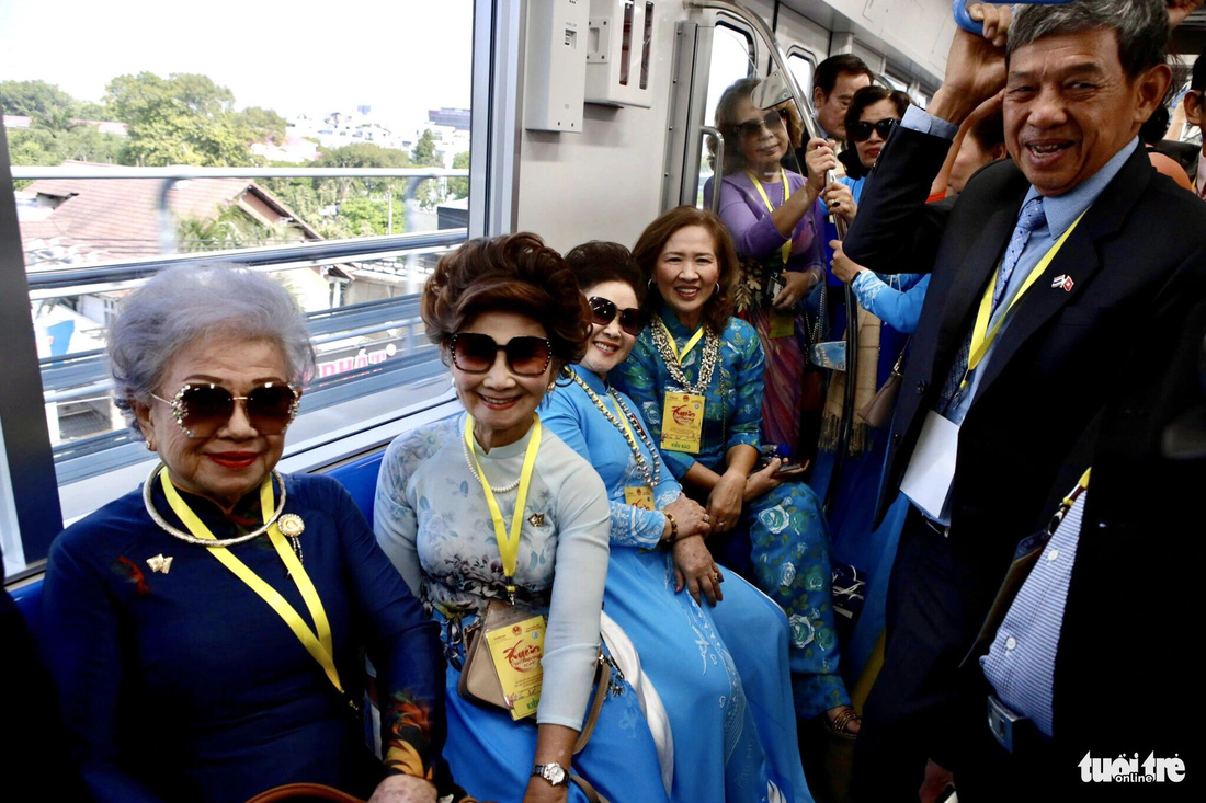 Các đại biểu kiều bào trải nghiệm tuyến metro Bến Thành - Suối Tiên - Ảnh: HỮU HẠNH
