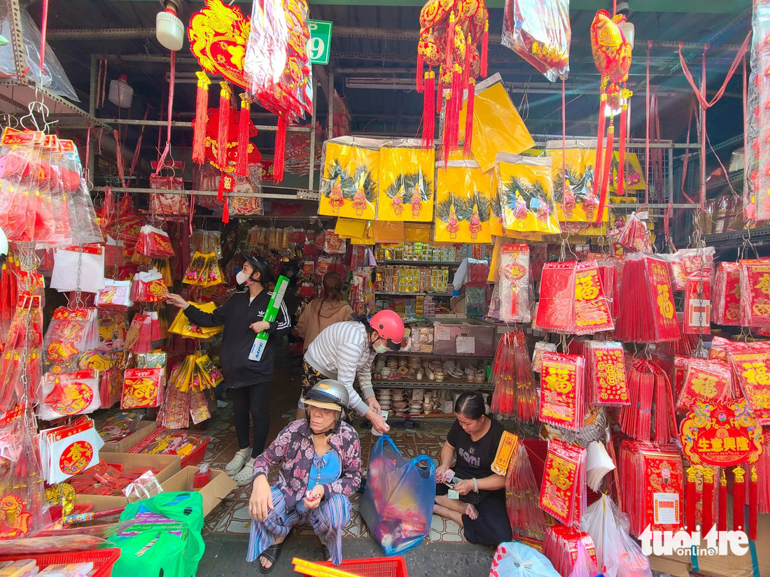 Khách mua sắm đồ cúng ông Công ông Táo tại chợ Thiếc (quận 10, TP.HCM) chiều ngày 1-2 - Ảnh: NHẬT XUÂN