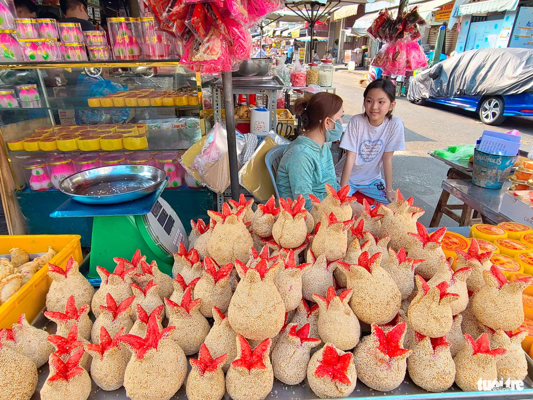 Bánh trái lựu lạ mắt giá 300.000 đồng/kg tại chợ Thiếc (quận 11) - Ảnh: NHẬT XUÂN
