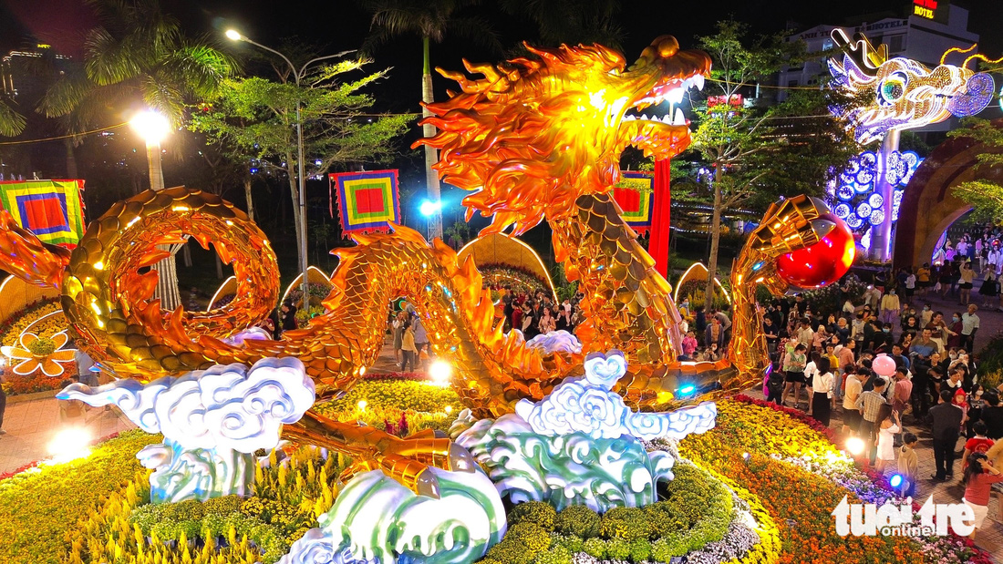 Linh vật rồng mang chủ đề "Tọa sơn hướng hải" được đặt tại vị trí trung tâm Đường hoa xuân Giáp Thìn 2024 ở TP Tuy Hòa (Phú Yên) - Ảnh: NGUYỄN HOÀNG