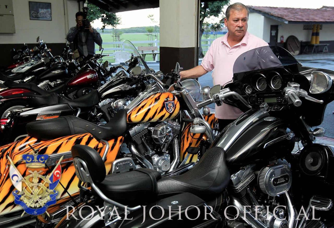 Một trong những phương tiện ấn tượng nhất là chiếc mô tô Harley-Davidson sở hữu lớp sơn vằn vện như lông hổ - Ảnh: Sultan Ibrahim Sultan Iskandar/Facebook