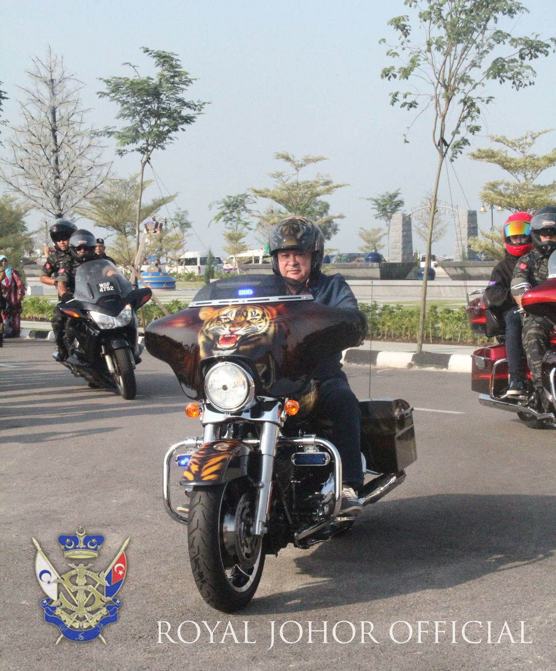Theo The Guardian, Sultan Ibrahim đam mê mô tô đến mức thường dạo chơi trên chiếc Harley-Davidson quanh Johor. Đôi khi ông còn mang bộ sưu tập xe đến các triển lãm - Ảnh: Sultan Ibrahim Sultan Iskandar/Facebook