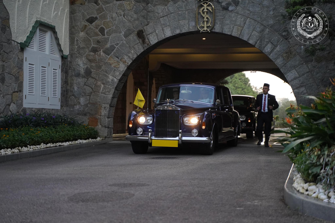 Đối thủ lâu năm của Bentley, Rolls-Royce cũng xuất hiện trong bộ sưu tập xe. Phantom là chiếc xe được lựa chọn để đưa Sultan Ibrahim đến với lễ đăng quang - Ảnh: Sultan Ibrahim Sultan Iskandar/Facebook