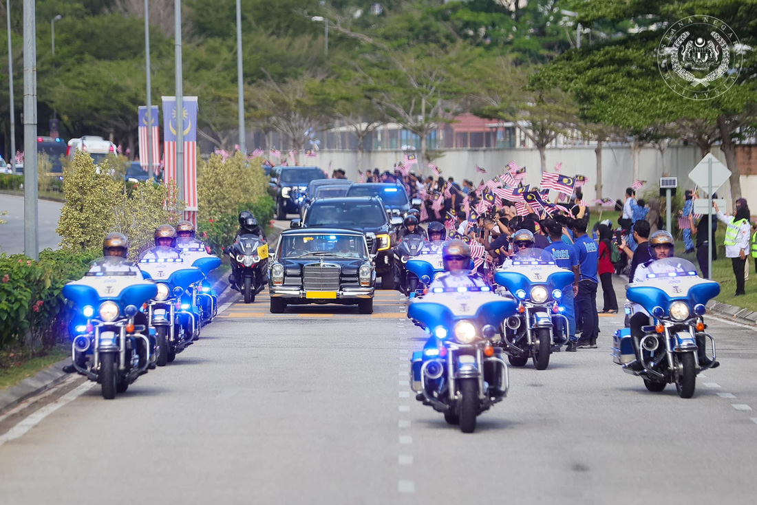 Ông còn có một đội xe cảnh sát kiểu Mỹ với 30 chiếc gần như giống hệt nhau. Tất cả đều là xe Harley-Davidson được sơn xanh trắng. Cha của Sultan từng tiết lộ trên kênh truyền hình RealiTV của Philippines rằng ông còn cho cảnh sát mượn mô tô để hộ tống mình - Ảnh: Sultan Ibrahim Sultan Iskandar/Facebook